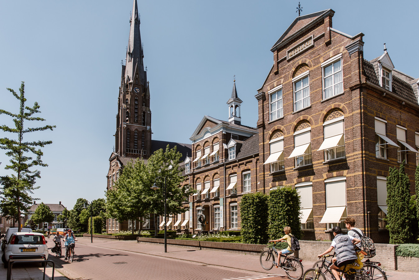 Fietspad door het groen